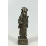 Stehender Gelehrter, Bronze, auf viereckigem Sockel. Tibet/China, 20.Jh. H.:11;5 cm. Start Price: €