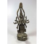 Stehender elfköpfige Avalokiteshvara, Bronze, auf Drachenschildkröte stehende Gottheit, elfköpfig,