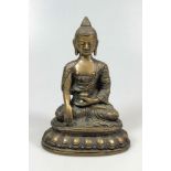 Sitzender Buddha, Bronze, Buddha auf Lotussockel, die Füße in der Diamantenpose (Vajrasana), seine