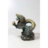 Drache mit Feuerball, Bronze vergoldet, mit Schriftzeichen am Boden. China, 20. Jh. H.: 10,5 cm.