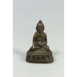 Kleiner sitzender Buddha,  Bronze, Buddha auf Lotussockel, die Füße in der Diamantenpose (
