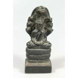 Kleiner sitzender Buddha, kleiner Buddha auf Naga, Bronze, im Meditationssitz auf einer gestuft