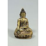 Kleiner sitzender Buddha, Bronze, Buddha auf Lotussockel, die Füße in der Diamantenpose (Vajrasana),