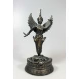Garuda in Menschengestalt, Bronze, auf doppeltem Lotussockel stehende Garuda, ihre linke Hand mit