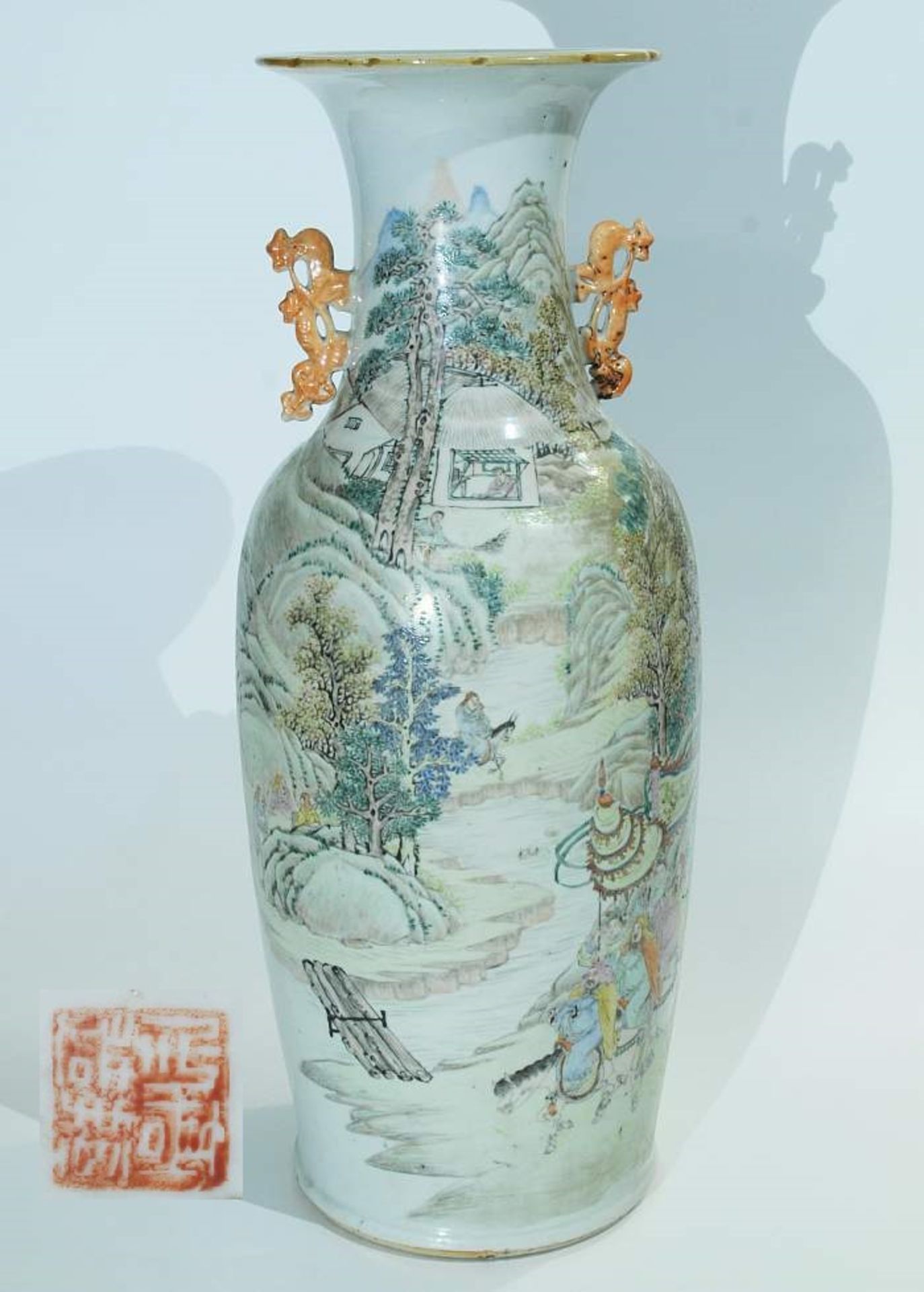 Chinesische Vase. 
Chinesische Vase. 19./20. Jh. Hohe Balusterform, schauseits figürliche Bemalung