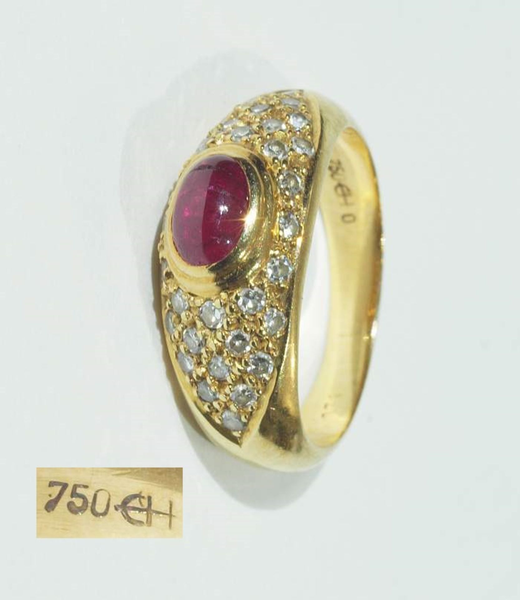 Ring mit Rubin. 
Ring mit Rubin (Risse).    Umgeben von zahlreichen Diamanten.   750er Gelbgold.