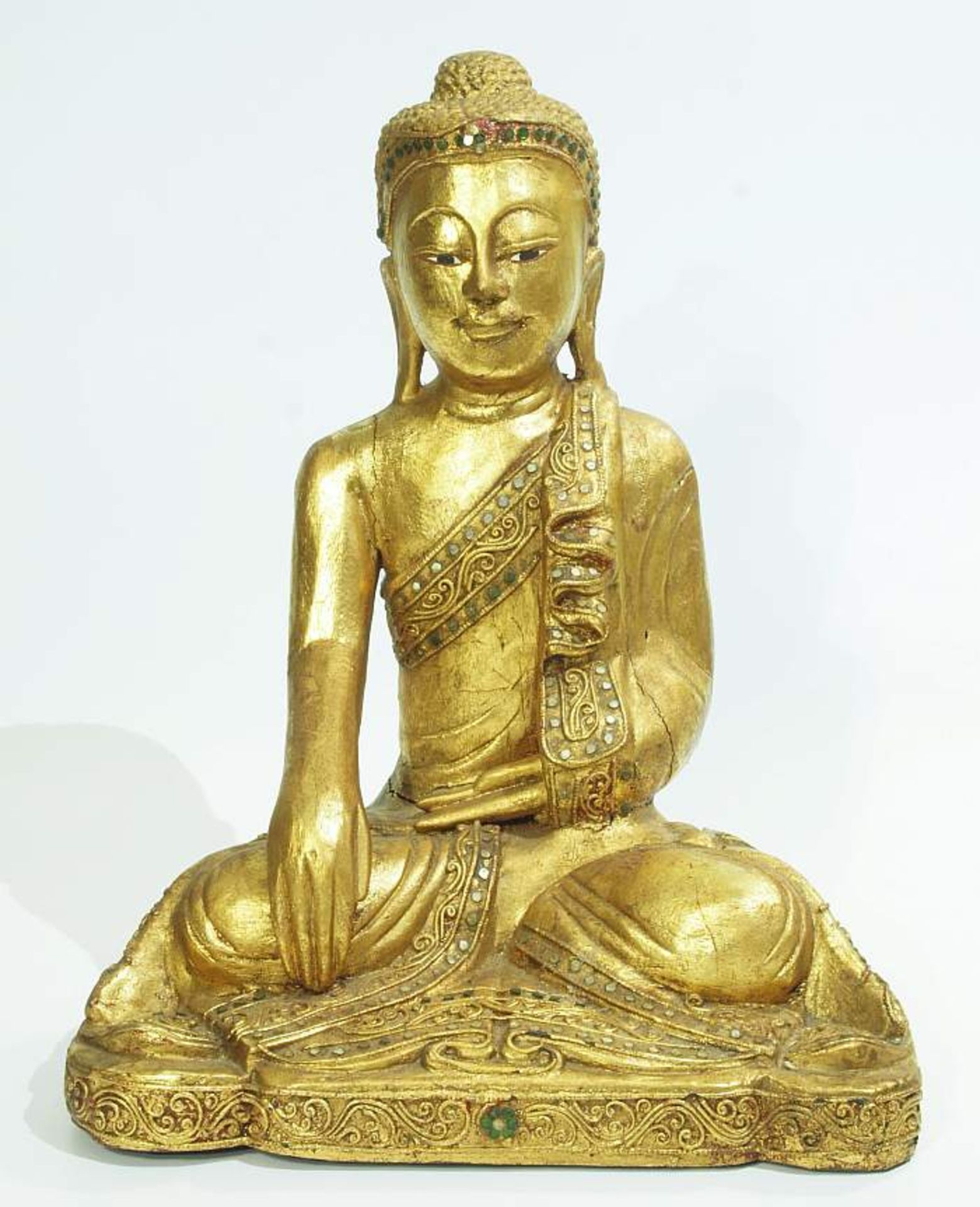 Sitzender Buddha.
Sitzender Buddha. Holz, gold gefasst, aufgesetzte Glassteine. Darstellung als
