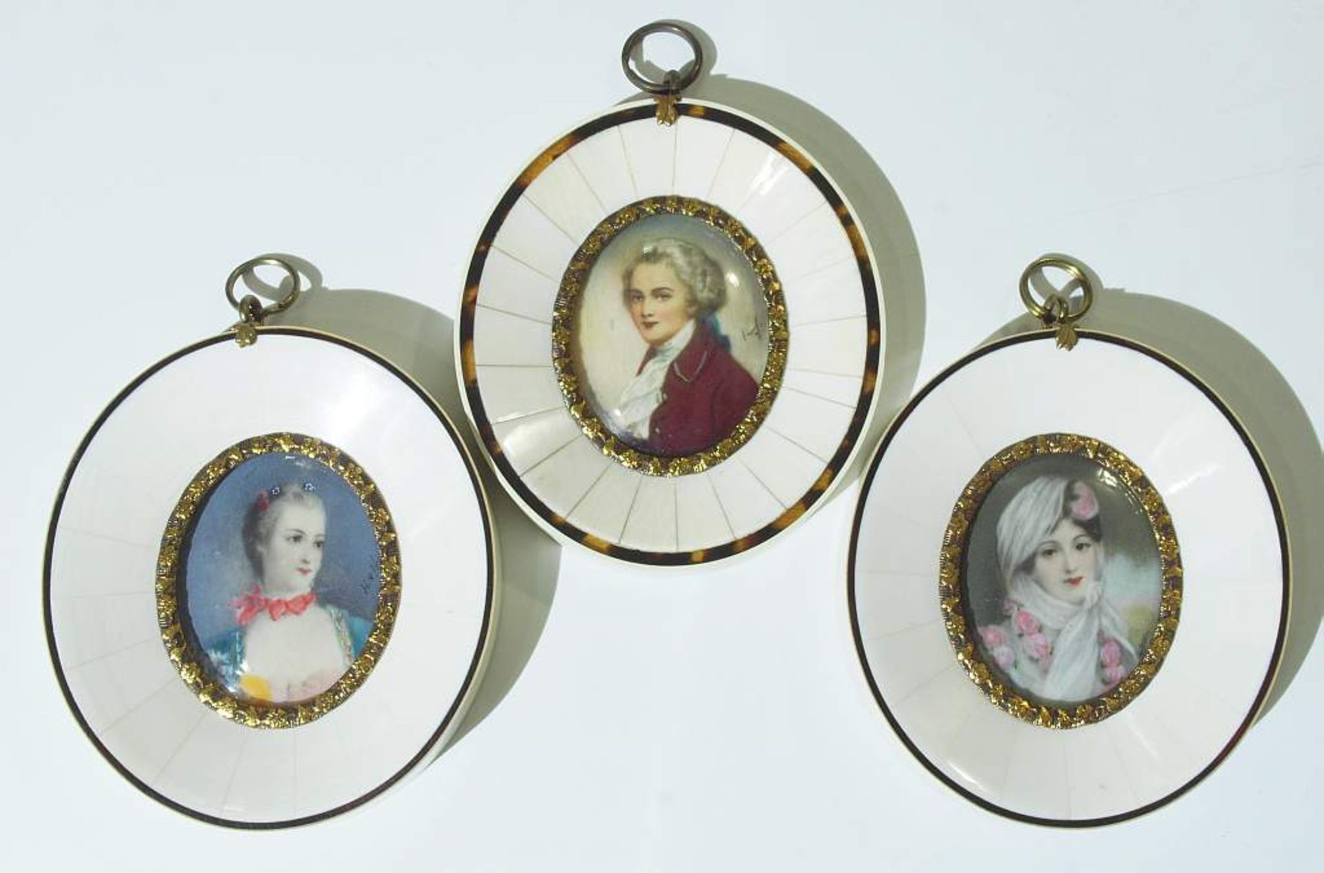 Drei Elfenbeinminiaturen.
Drei Elfenbeinminiaturen. 1) Wolfgang Amadeus Mozart. Öl auf - Bild 2 aus 3