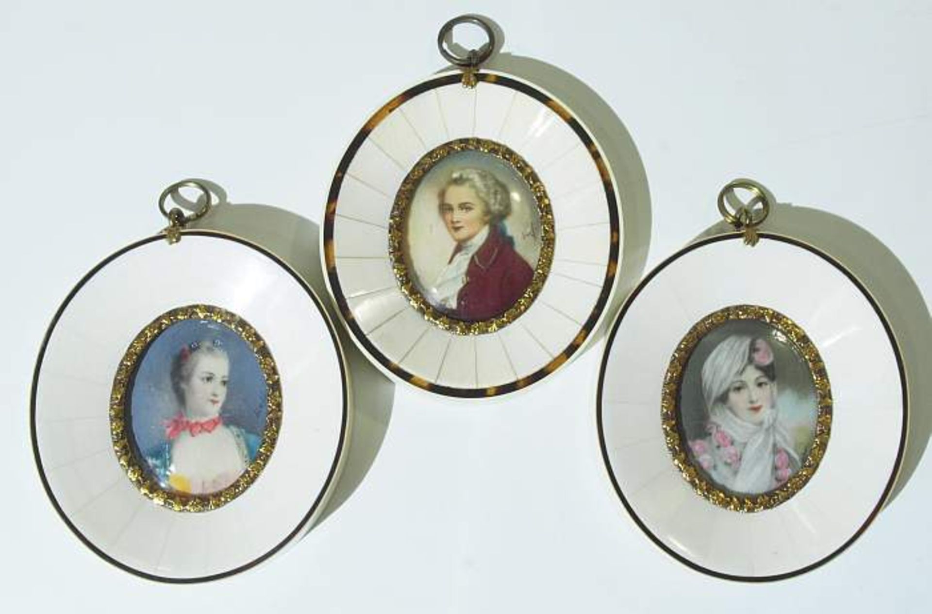 Drei Elfenbeinminiaturen.
Drei Elfenbeinminiaturen. 1) Wolfgang Amadeus Mozart. Öl auf