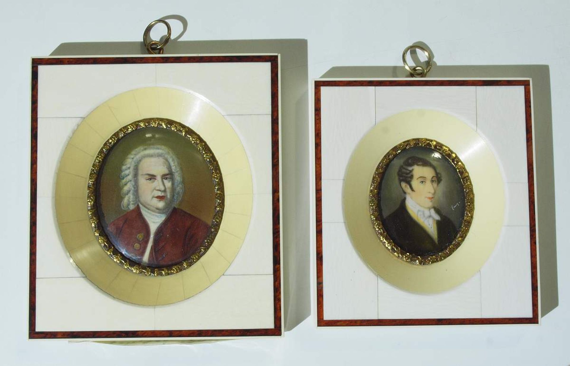 Zwei Elfenbeinminiaturen.
Zwei Elfenbeinminiaturen. 1) Johann Sebastian Bach. Nach einem Gemälde von - Bild 2 aus 3