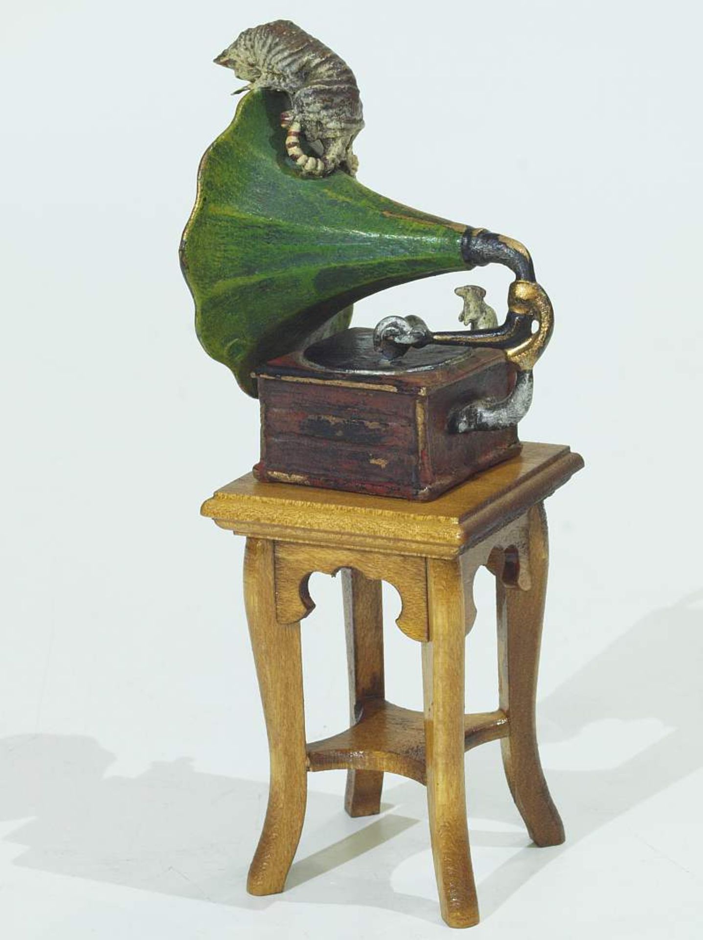 Wiener Bronze.
Wiener Bronze.  Katze und Mäuse auf Grammophon.   Farbig bemalt, Unterseite signiert - Bild 4 aus 6