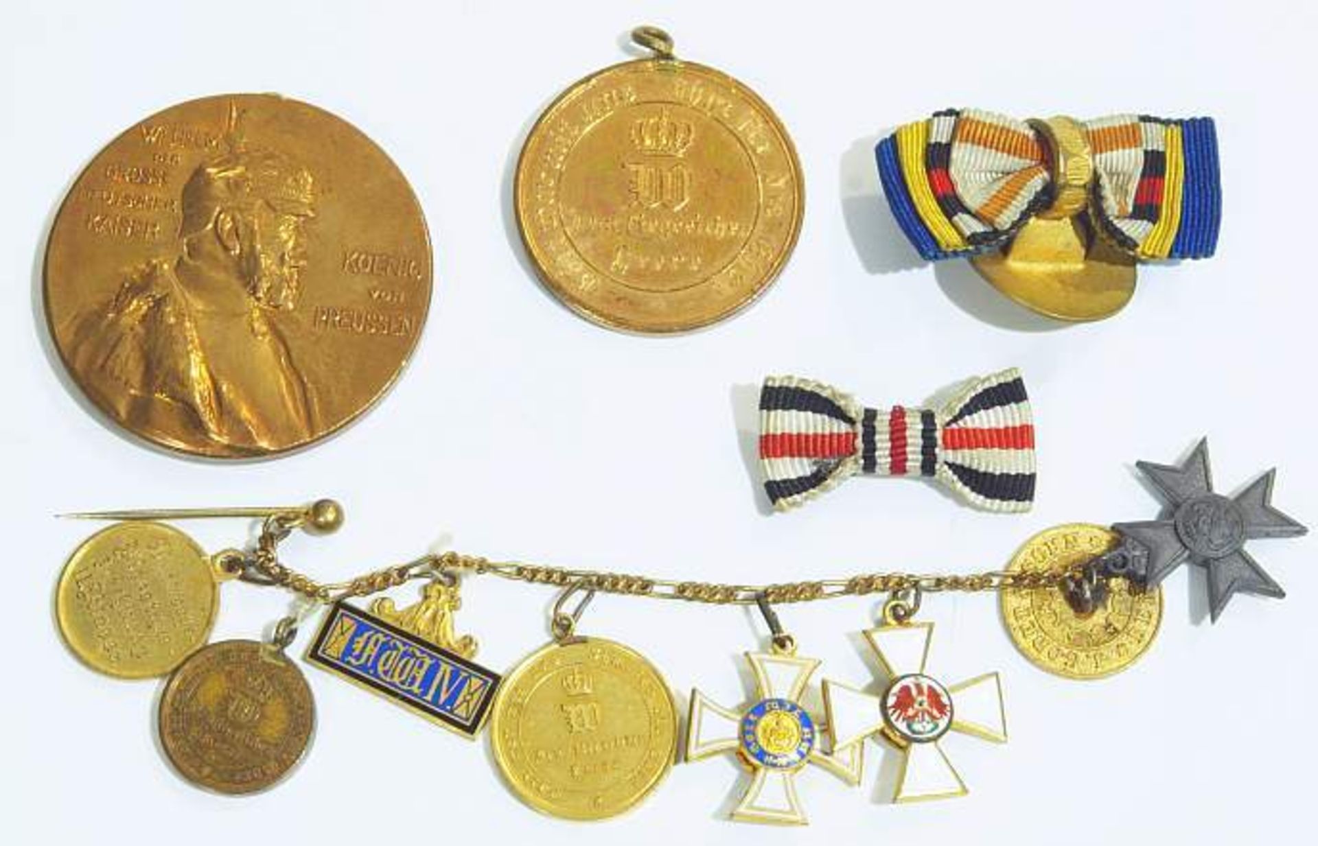 Miniaturen-Kettchen eines preußischen Offiziers.
Miniaturen-Kettchen eines preußischen Offiziers mit