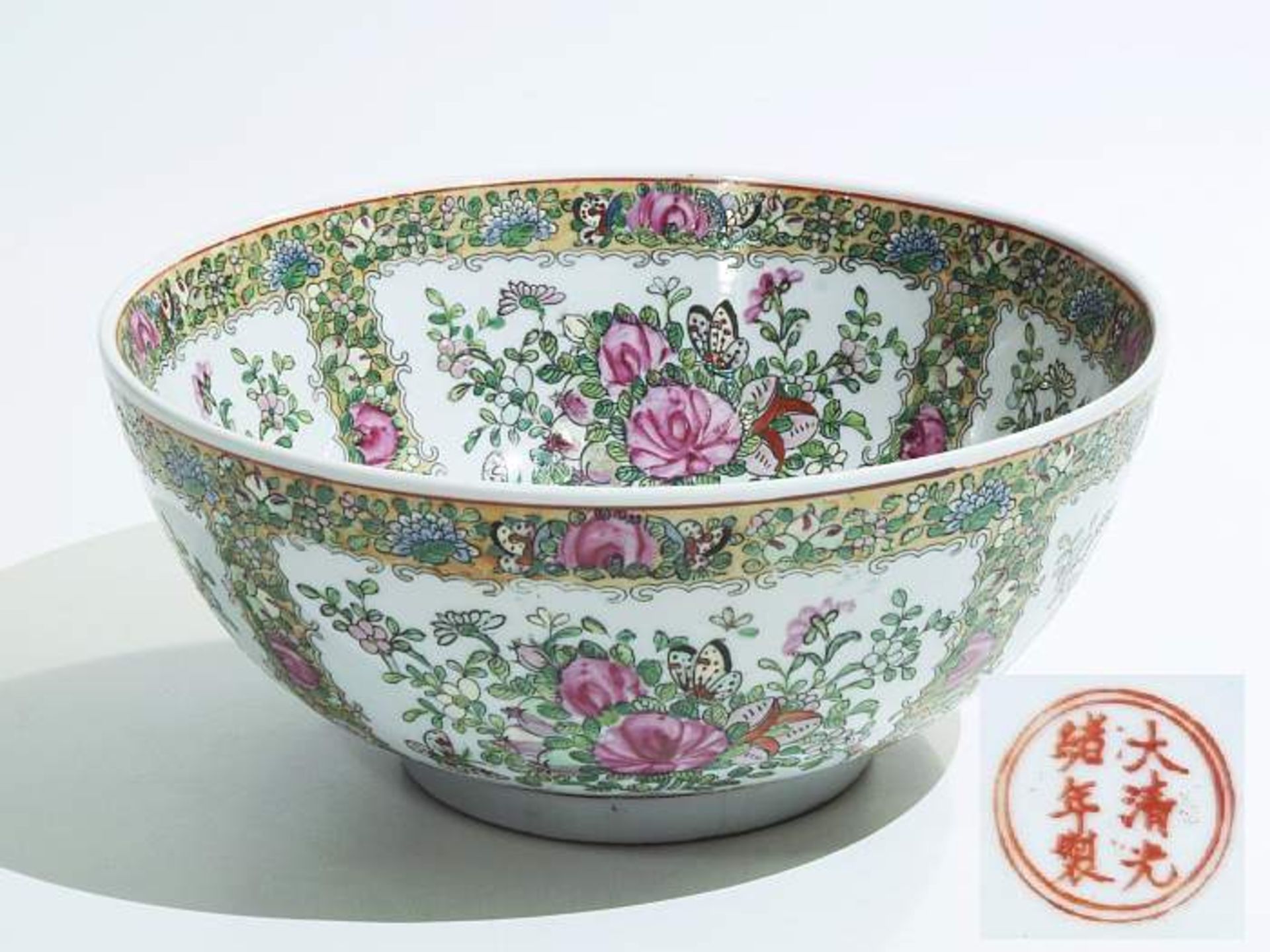 Schale Famille Rose.
Schale Famille Rose.   China, 20 Jh.  Porzellan,  Dekor floral in den Farben