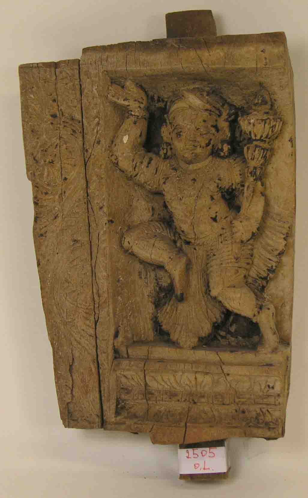 "Indische Gottheit". 19. Jh. Holz, geschnitzt, 33 x 18,5cm; restaurierungsbedürftig.