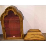 Wandvitrine auf Sockel. 19. Jh. Nussbaum furniert. Eintürig verglaster Korpus mitBogenabschluss.