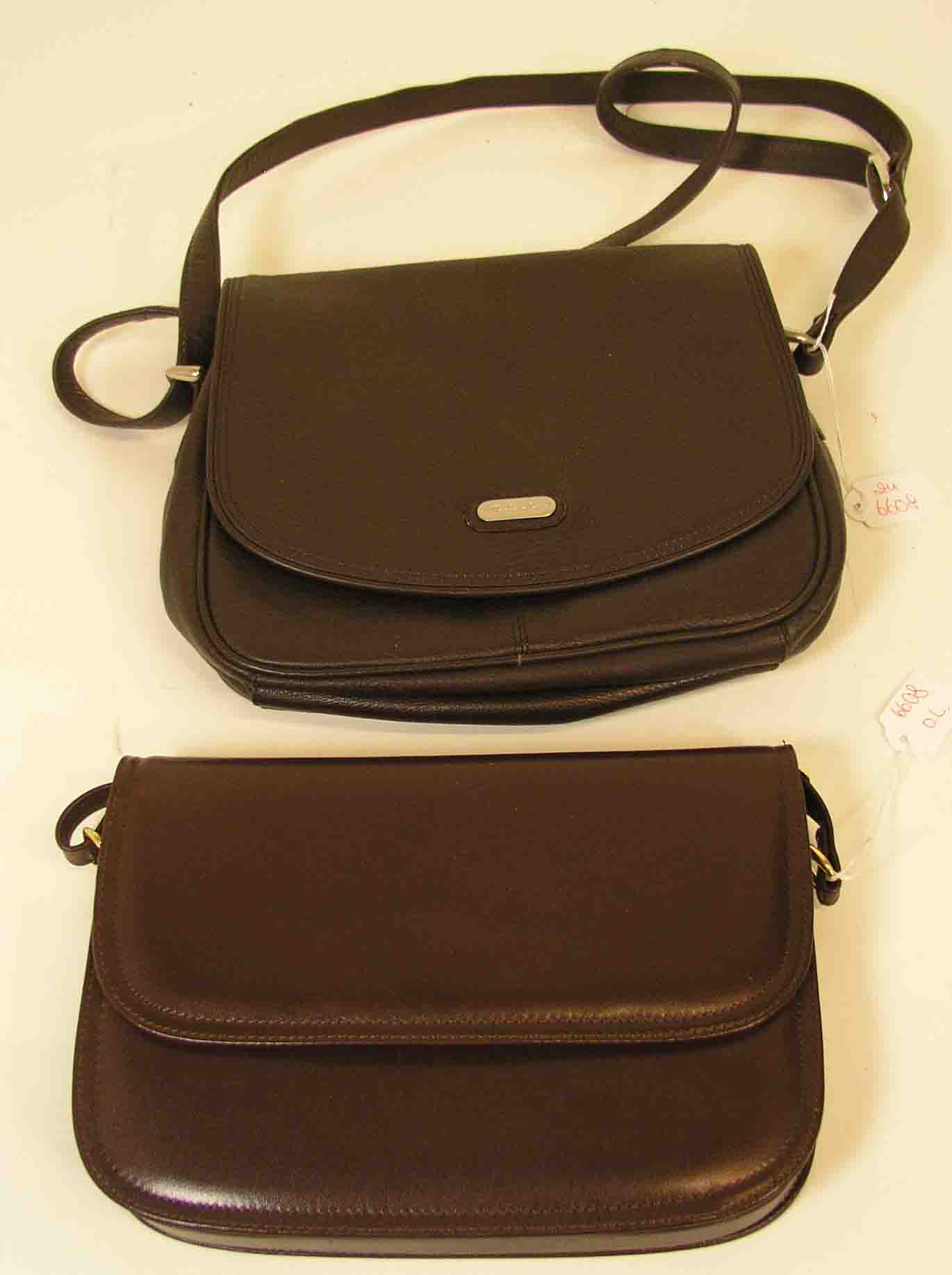 Posten von zwei Damenhandtaschen, ca. 21 x 27cm und 17 x 25cm.