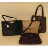 Posten von vier Damenhandtaschen, verschiedene Modelle, ca. 21 x 26cm bis 23 x 29cm;