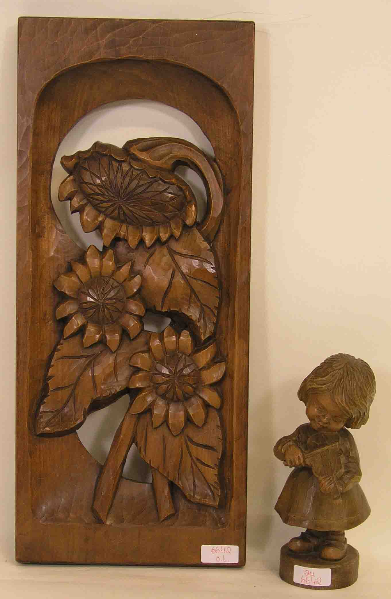 Reliefschnitzerei mit Sonnenblumen, 51 x 22cm und "Mädchen mit Geige", Holz, geschnitzt,Höhe: 22cm.