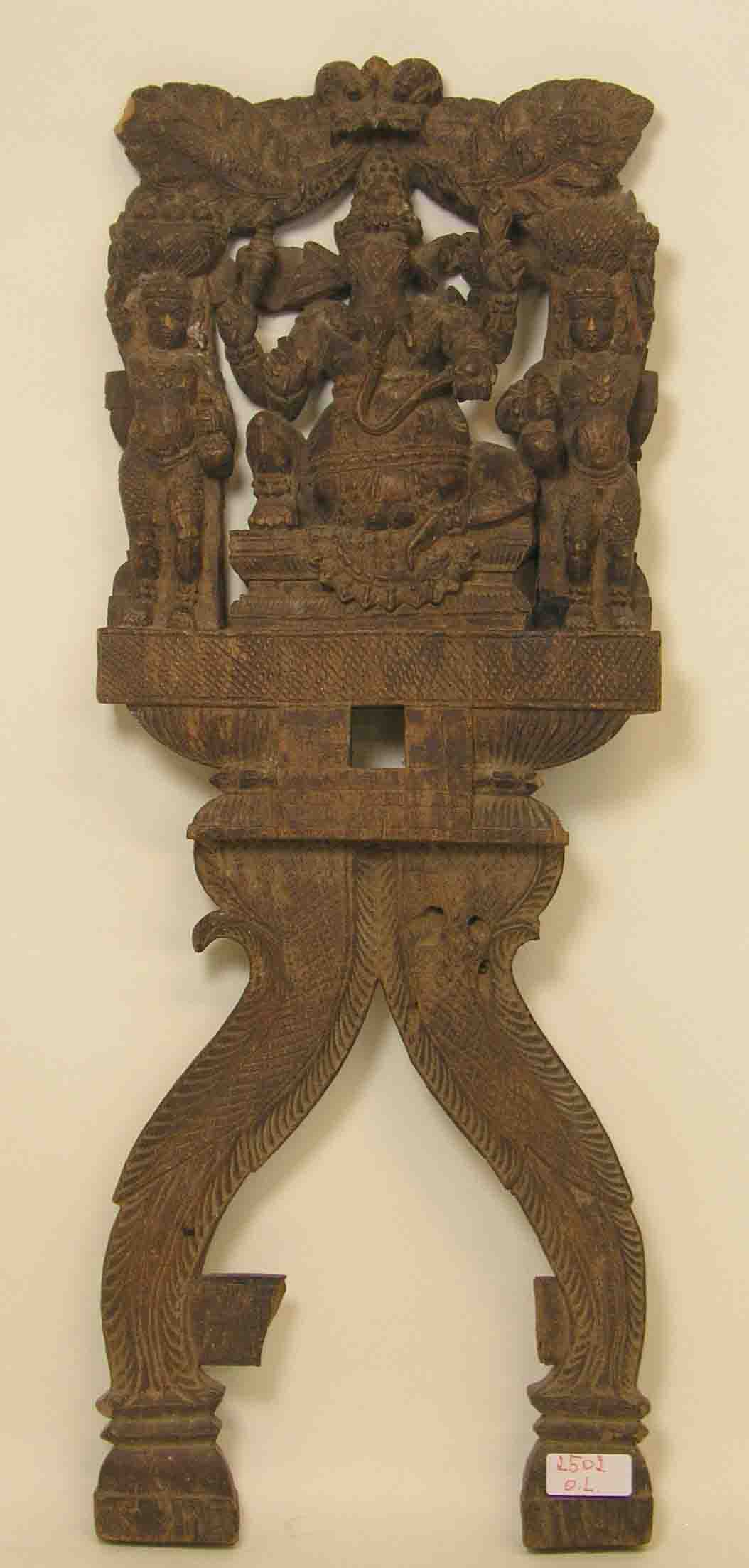 Indien, 19. Jh. Wange wohl von einem Zeremonien- Prozessions-Wagen. Holz, geschnitzt,mittig mit
