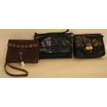 Posten von drei Damenhandtaschen, verschiedene Modelle, ca. 20 x 26cm bis 22 x 30cm;