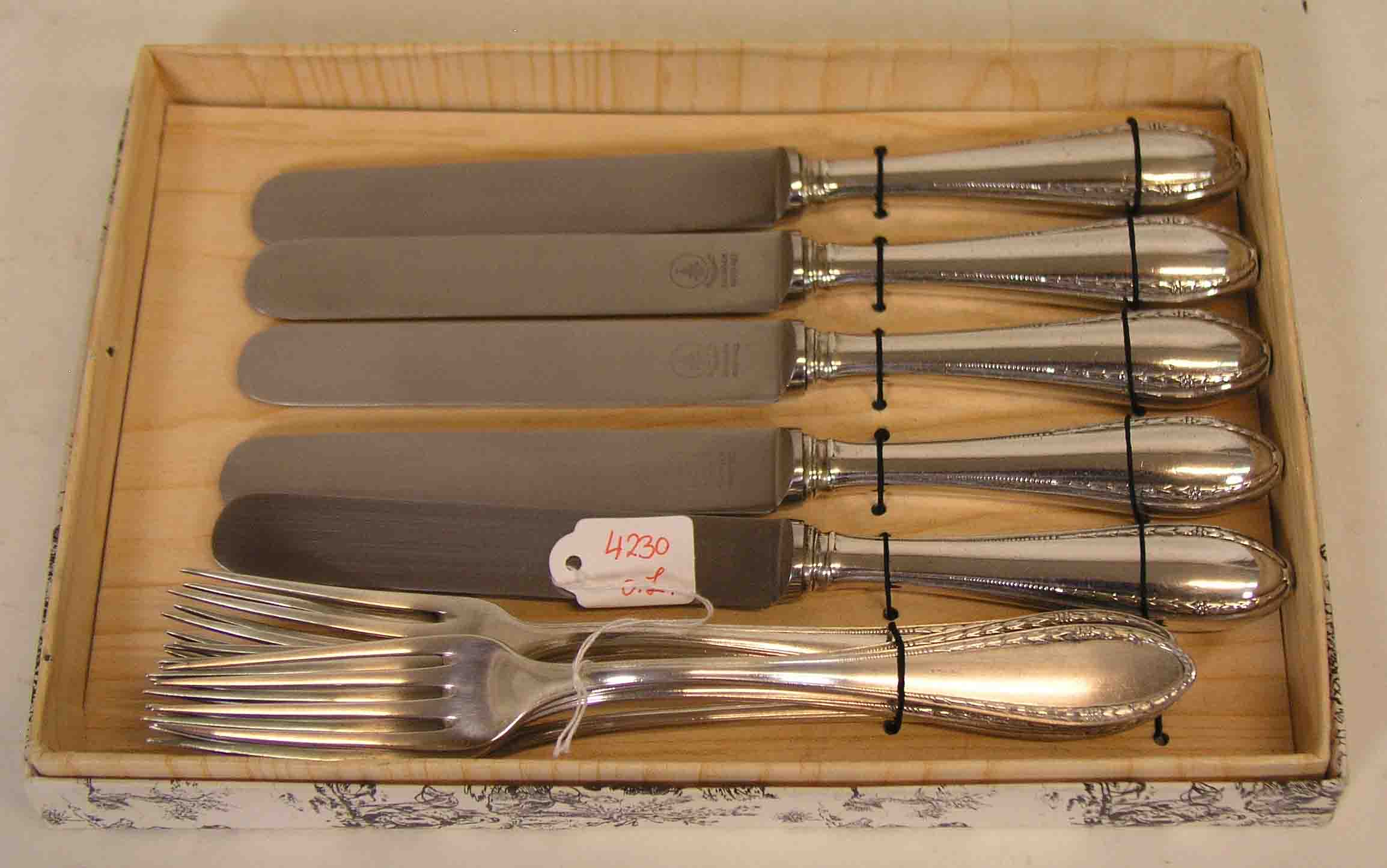 Satz von fünf Messern und sechs Gabeln. Dazu: eine Fleischgabel. 800er Silber, FirmaHansohm Kiel.