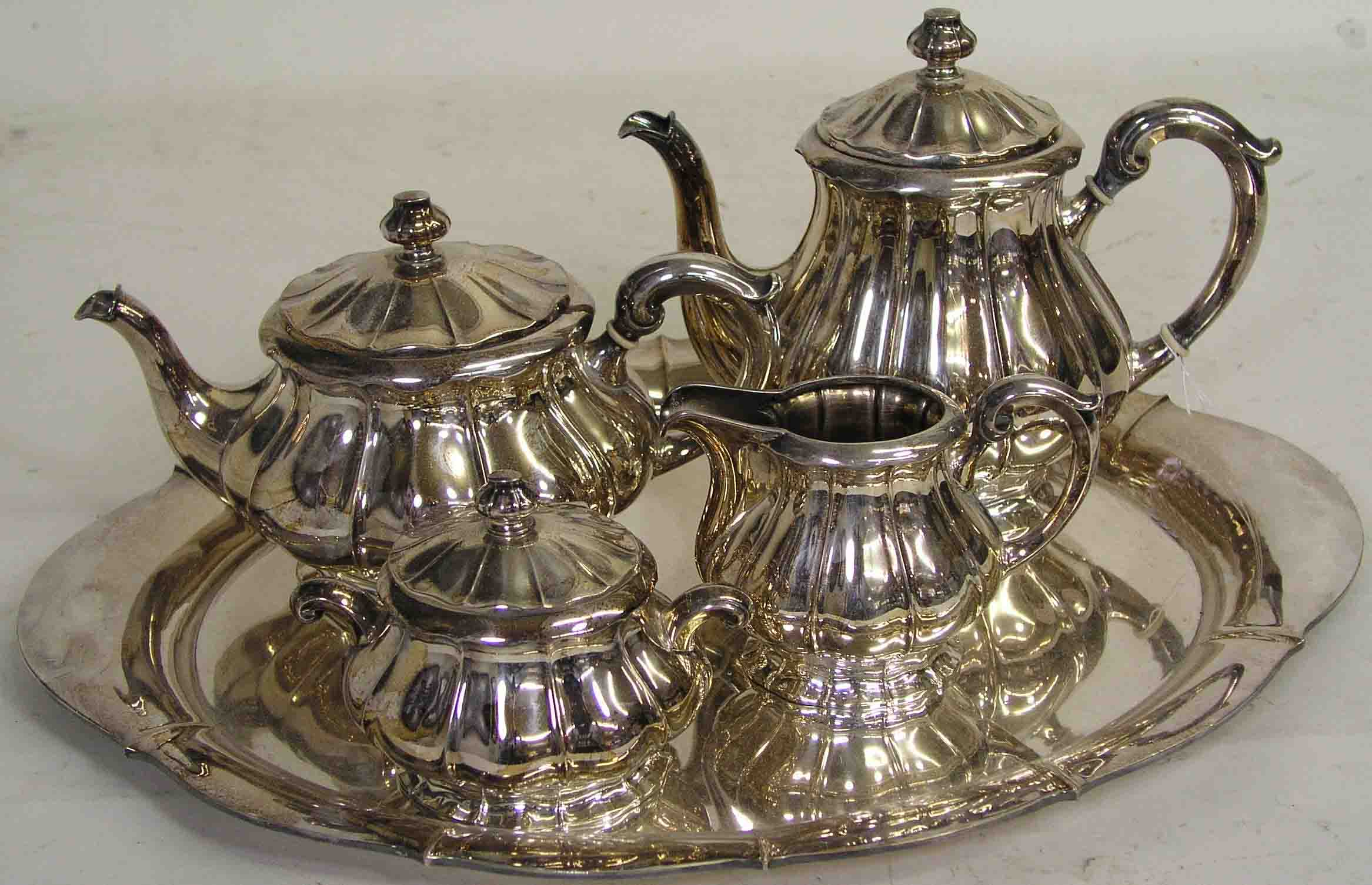 Kaffee-/Teeservice, fünfteilig. 800er Silber, ca. 2790 Gramm. Klassische Form auf ovalemTablett