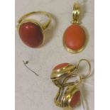 Korallen-Schmuckset. Bestehend aus Ring, Anhänger und paar Ohrringen. 14 kt. Gold,lachsfarbene