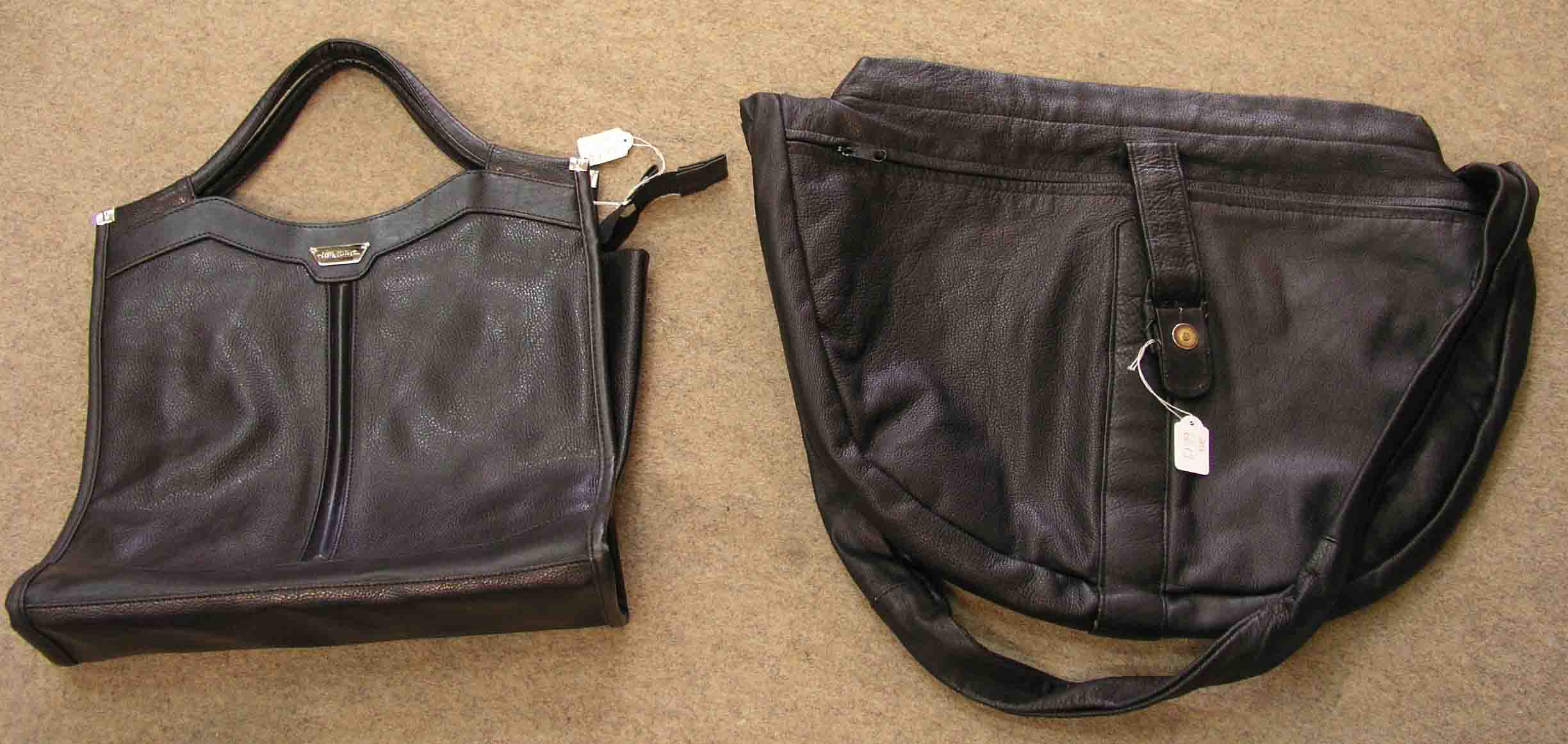 Zwei Damenhandtaschen, schwarz. 35 x 55cm bis 35 x 36cm; Gebrauchsspuren.