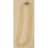 Perlenkette. Strang mit einzeln geknoteten Salzwasserperlen. Verschluss 14 kt. Weißgold,blütenförmig