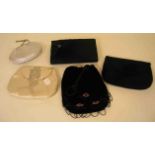Posten von fünf Damen-Abendhandtaschen, verschiedene Modelle, ca. 16 x 19cm und 18 x 24cm;