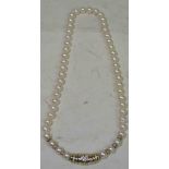 Perlenkette mit aufwändigem Goldverschluss mit Brillantbesatz. Länge: ca. 45,5cm,Perlen-Durchmesser: