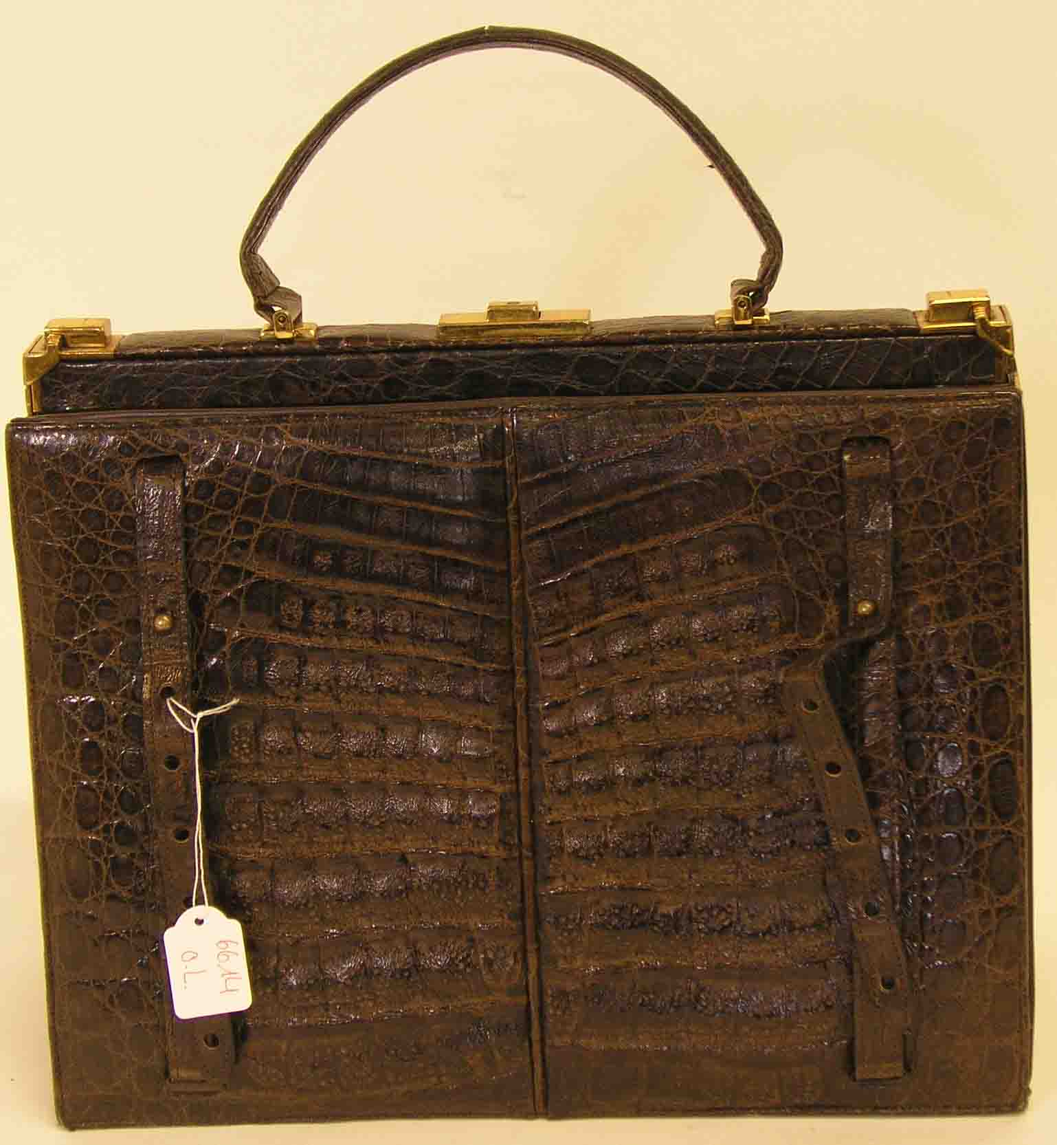 Damenhandtasche in Kroko-Optik. 27 x 33 x 15cm; Gebrauchsspuren.