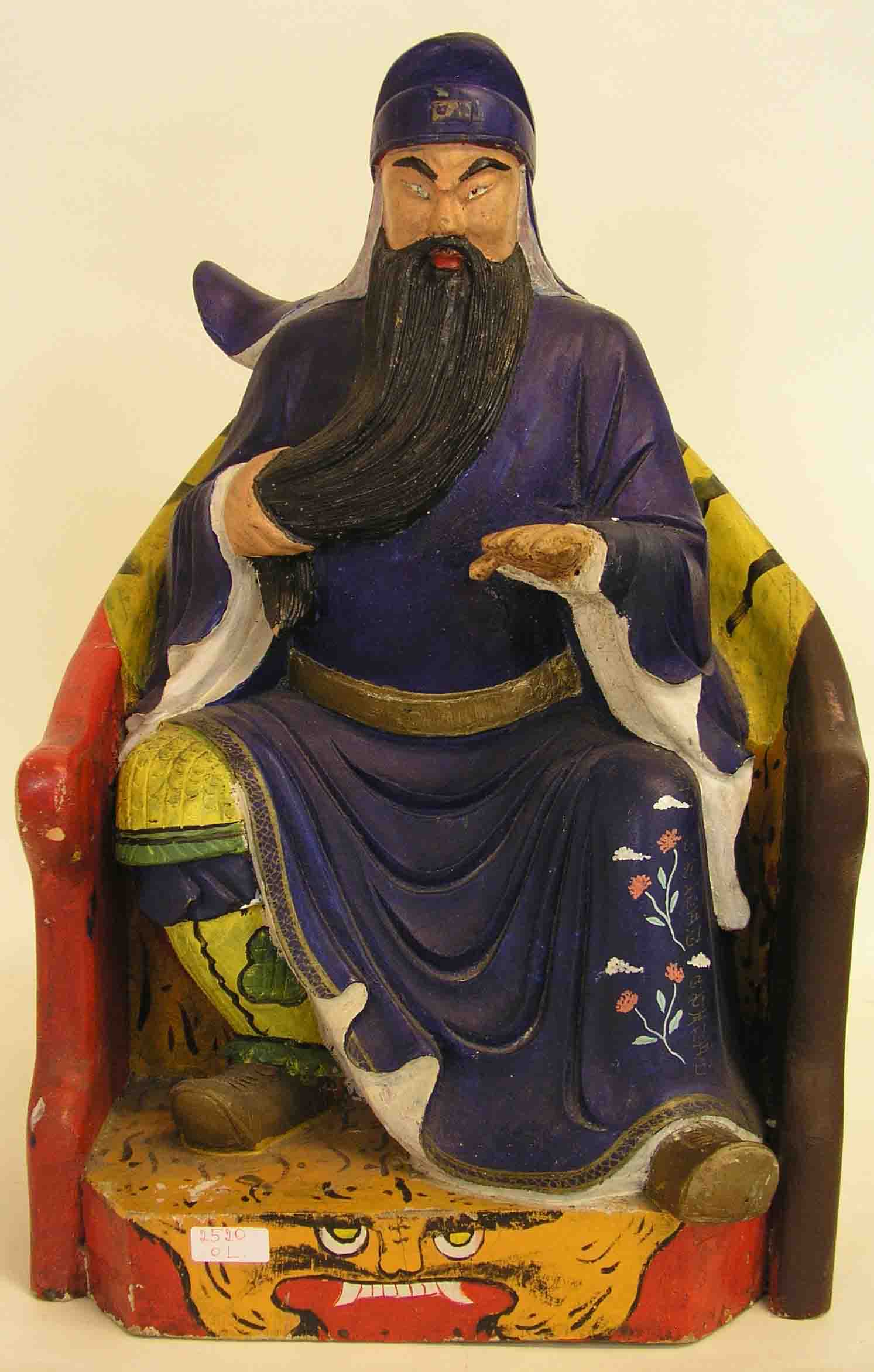 Chinesischer Würdenträger, sitzend. Holzgeschnitzt, farbig staffiert, Höhe: 60cm;beschädigt.