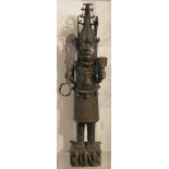 Afrika. Stehender Prinz, Benin, Nigeria. Bronze-/Messinglegierung, Höhe: 111cm.  Mindestpreis: