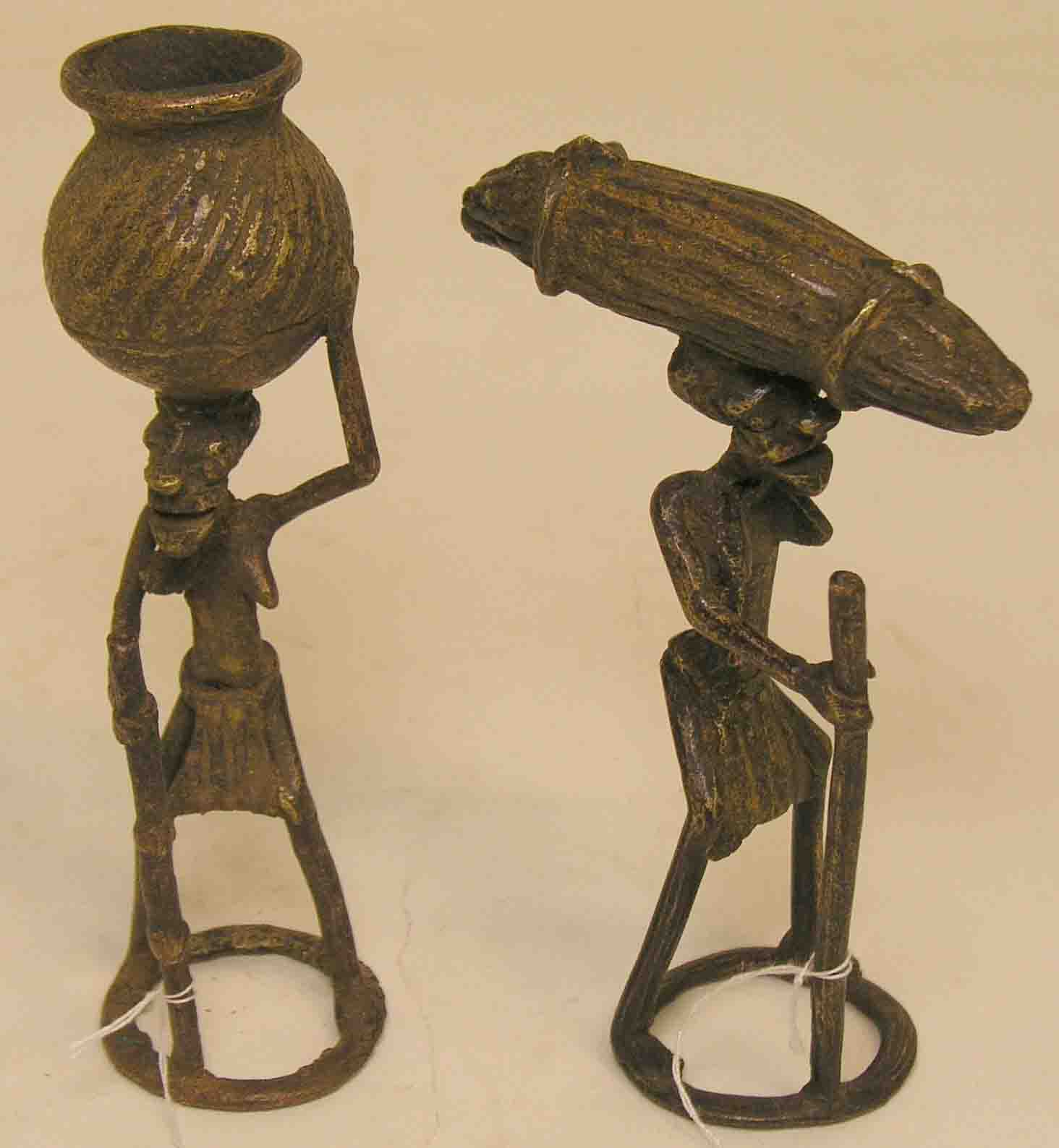 Afrika. Zwei Bronzefiguren Dogon, Höhen: 17 und 18cm.  Mindestpreis: 20 EUR