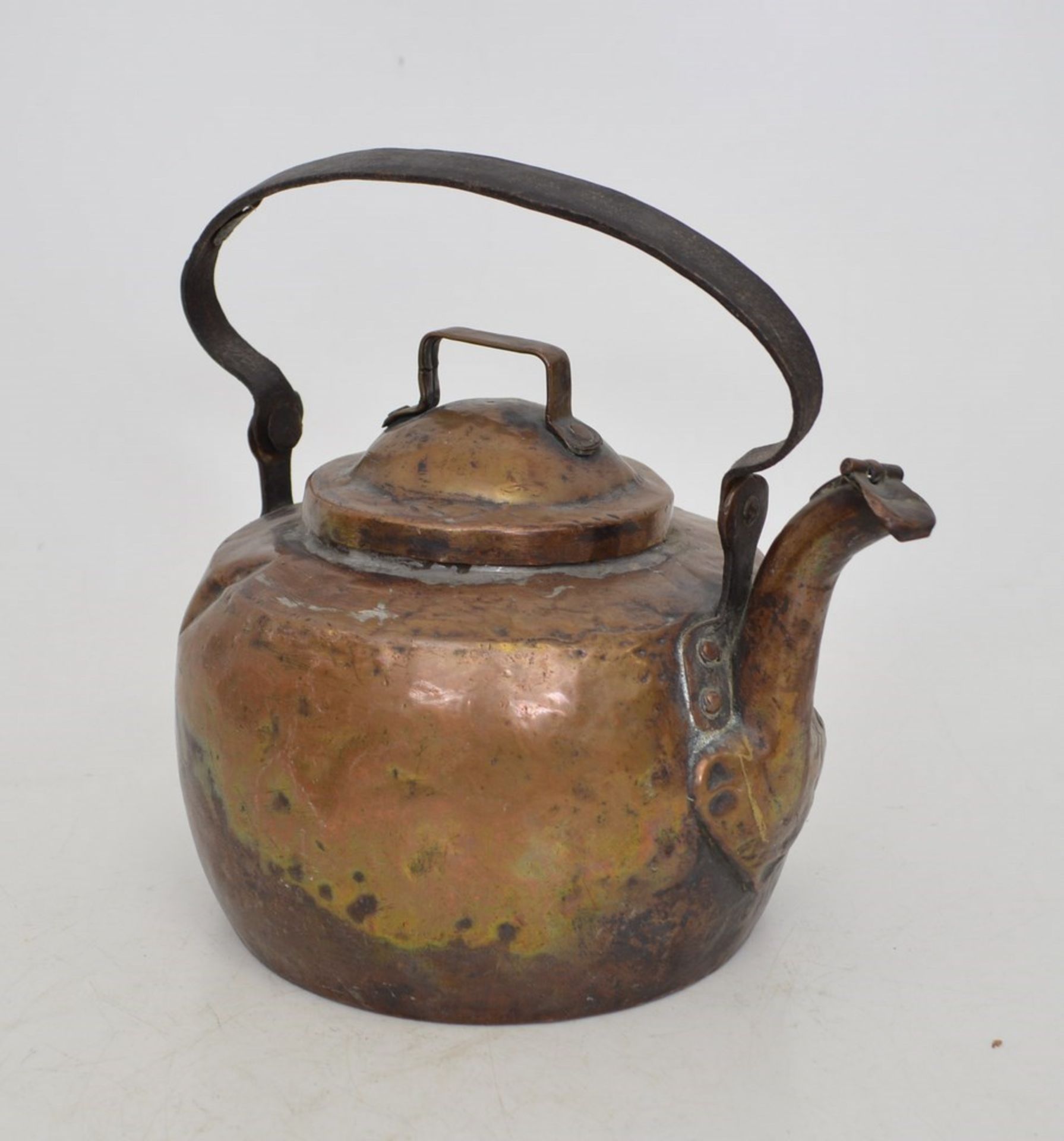 Wasserkessel  Kupfer, rund, leicht gebaucht, Eisengriff, H mit Griff 25 cm, 19. Jh.