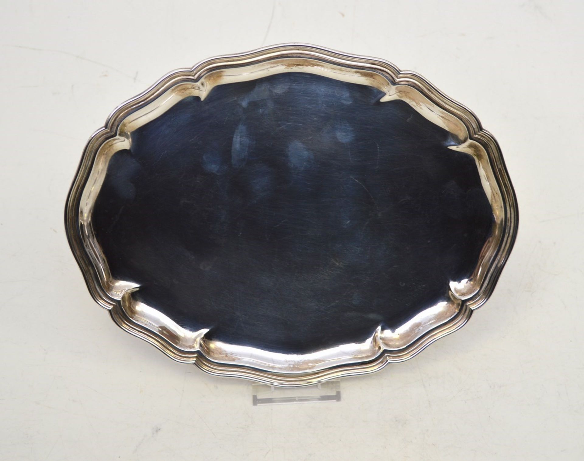 Tablett  oval, profilierter Rand, 23 X 30 cm, deutsch, 830er Silber    Mindestpreis: 80 EUR