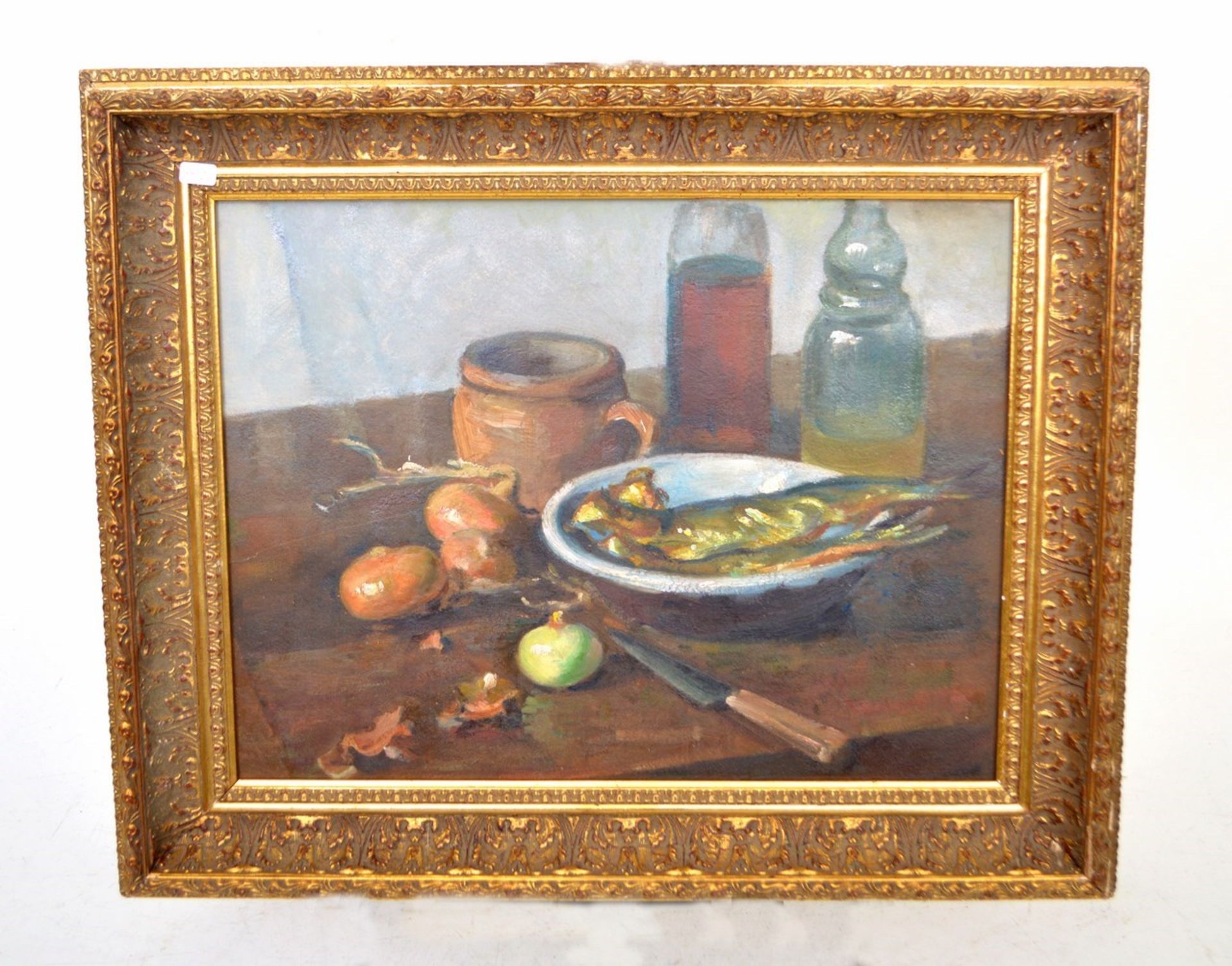 Unbekannter Maler  Anfang 20. Jh., Stilleben mit Fisch und Zwiebeln, Öl- und Weinflasche auf