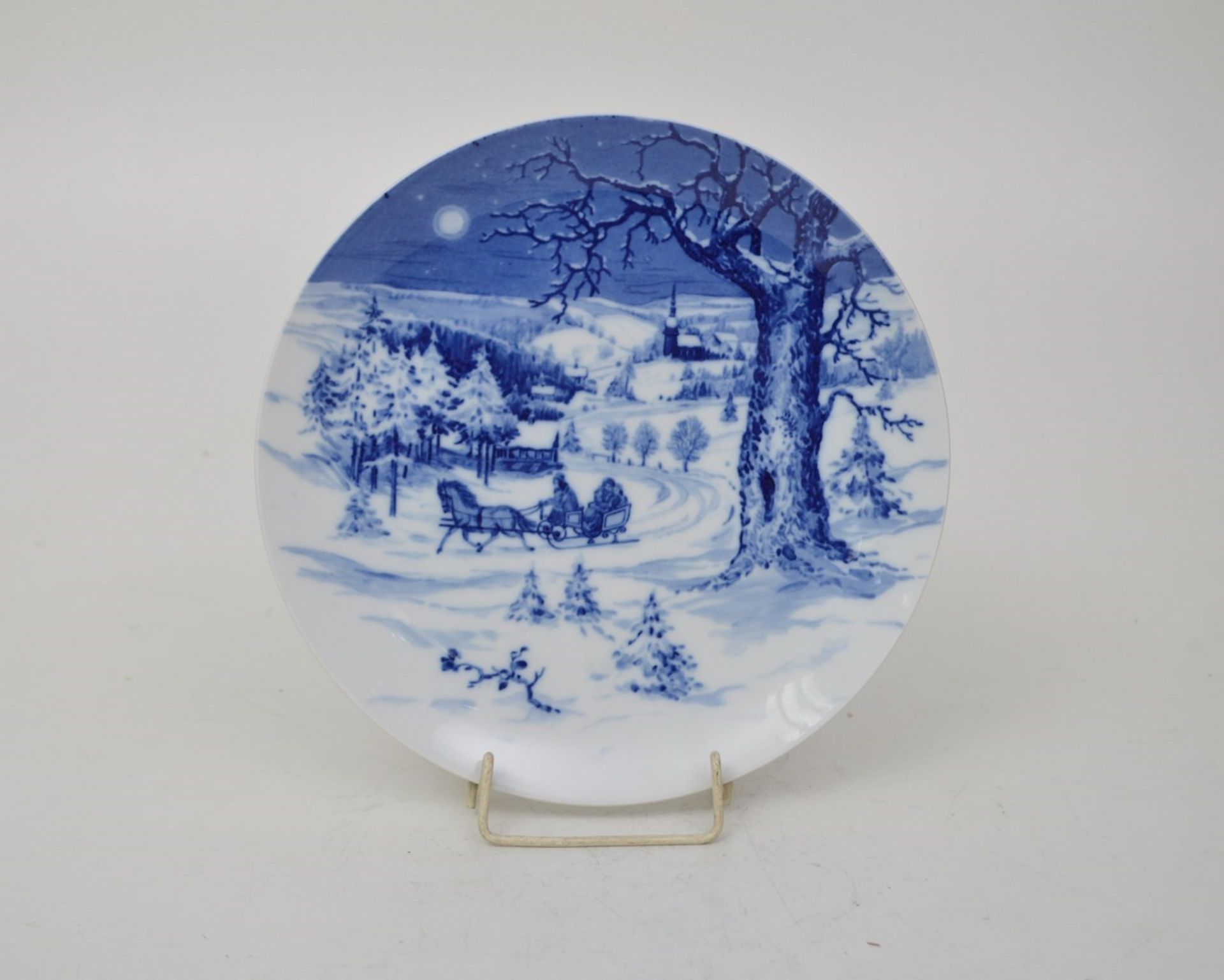 Weihnachtsteller  Spiegel mit blauer Landschaftsbemalung, Dm 26 cm, blaue Schwertermarke Meissen,