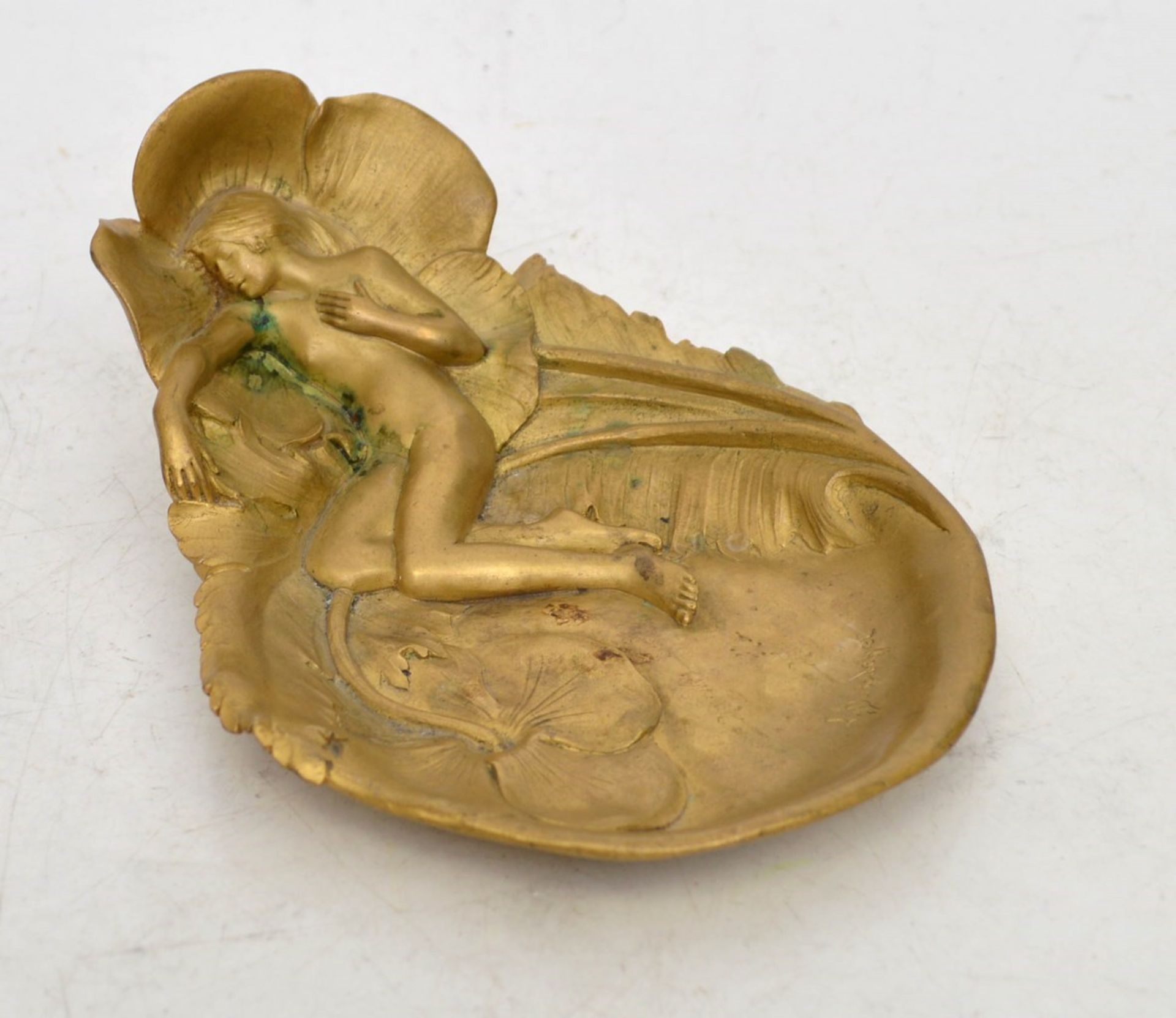 Jugendstil-Schale  Messing, Spiegel mit halbplastischer Darstellung einer schlafenden nackten Frau