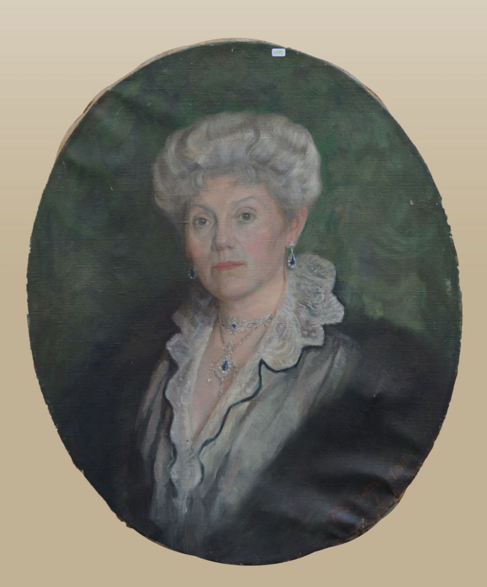 Unbekannter Maler  dat. 1916, Portrait einer eleganten Dame in blauem Kleid mit Spitzenkragen und