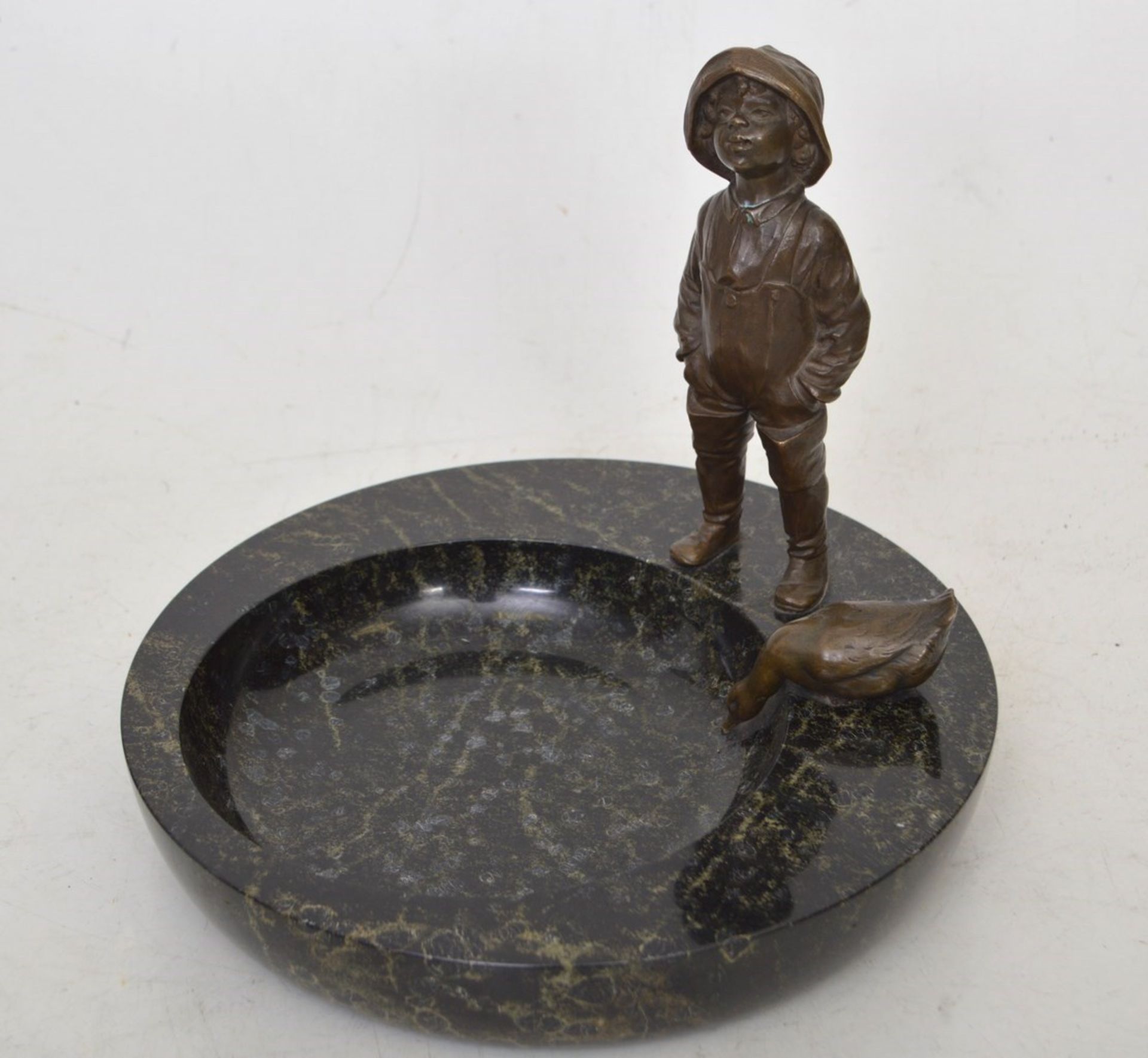 Schale  schwarz/grüner Marmor, mit Friesenjunge und Ente, Bronze, Dm 26 cm, 20er Jahre