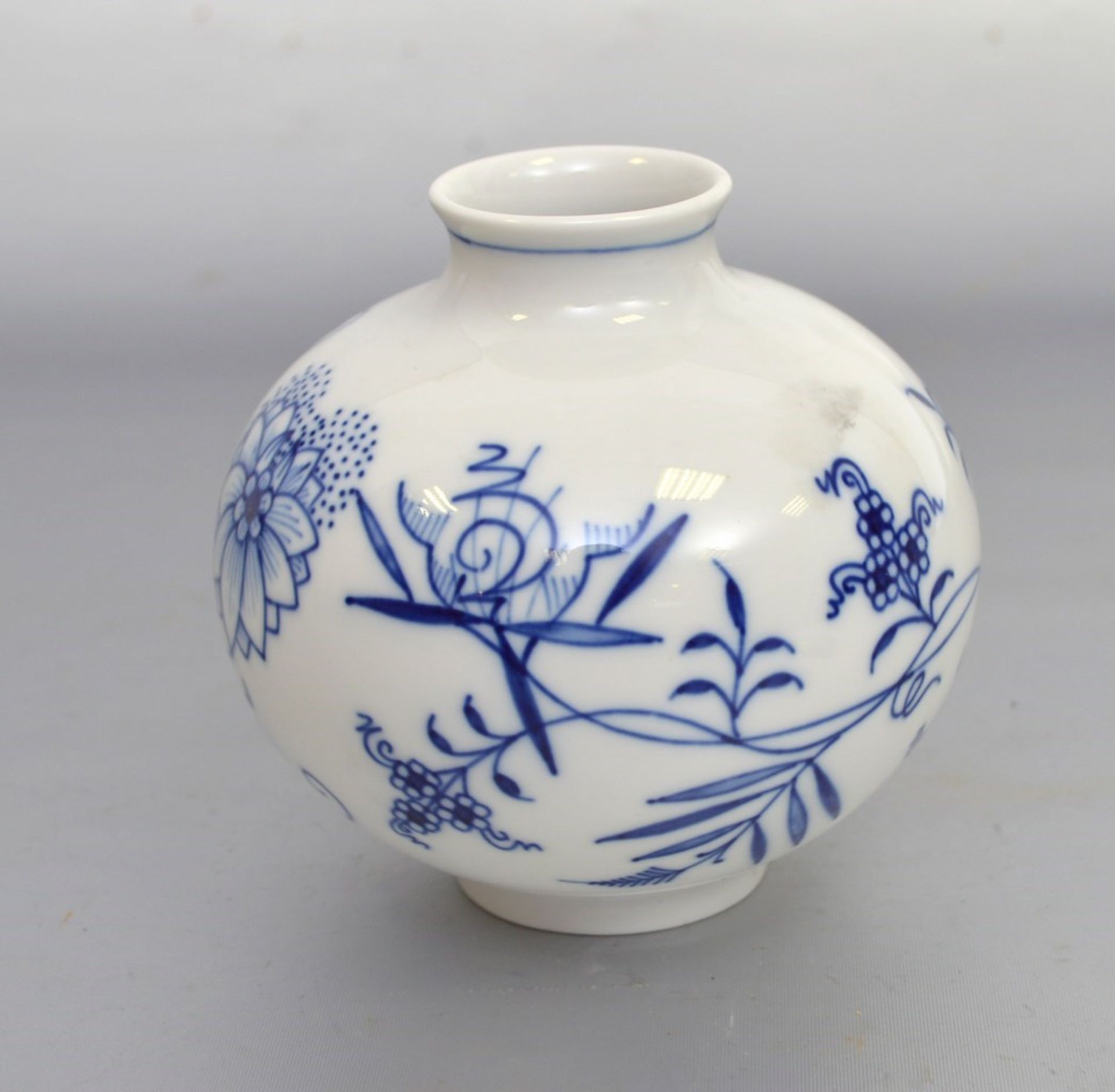 Vase  gebaucht, Dekor blaues Zwiebelmuster, H 11 cm, blaue Schwertermarke Meissen    Mindestpreis: