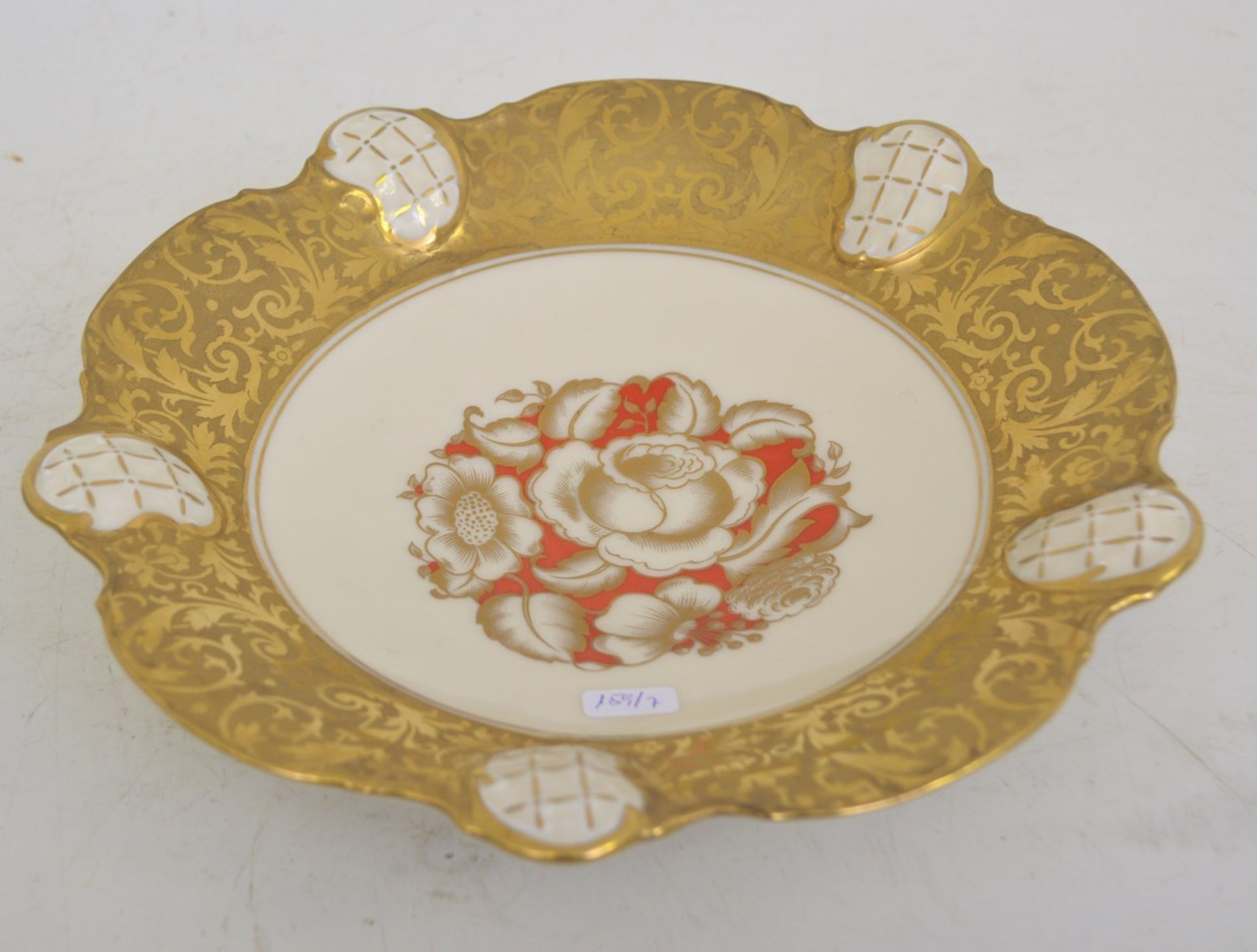 Gebäcktellerrund, breiter verzierter Goldrand, Spiegel mit rot/goldenen Blüten verziert, Dm 23 cm,