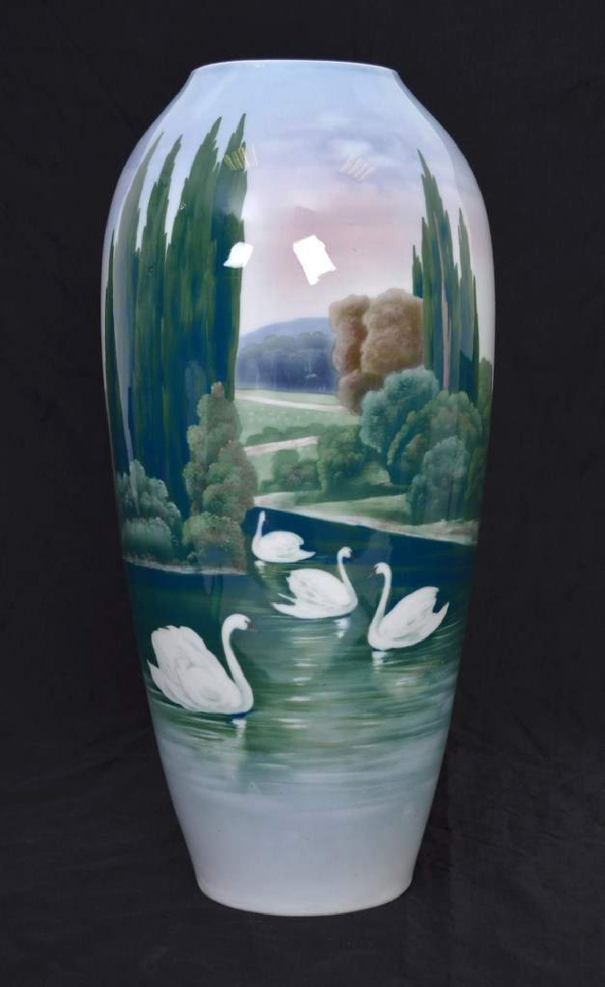 Vaserund, Wandung mit Parklandschaft, Bachlauf und Schwänen bunt bemalt, H 45 cm, FM