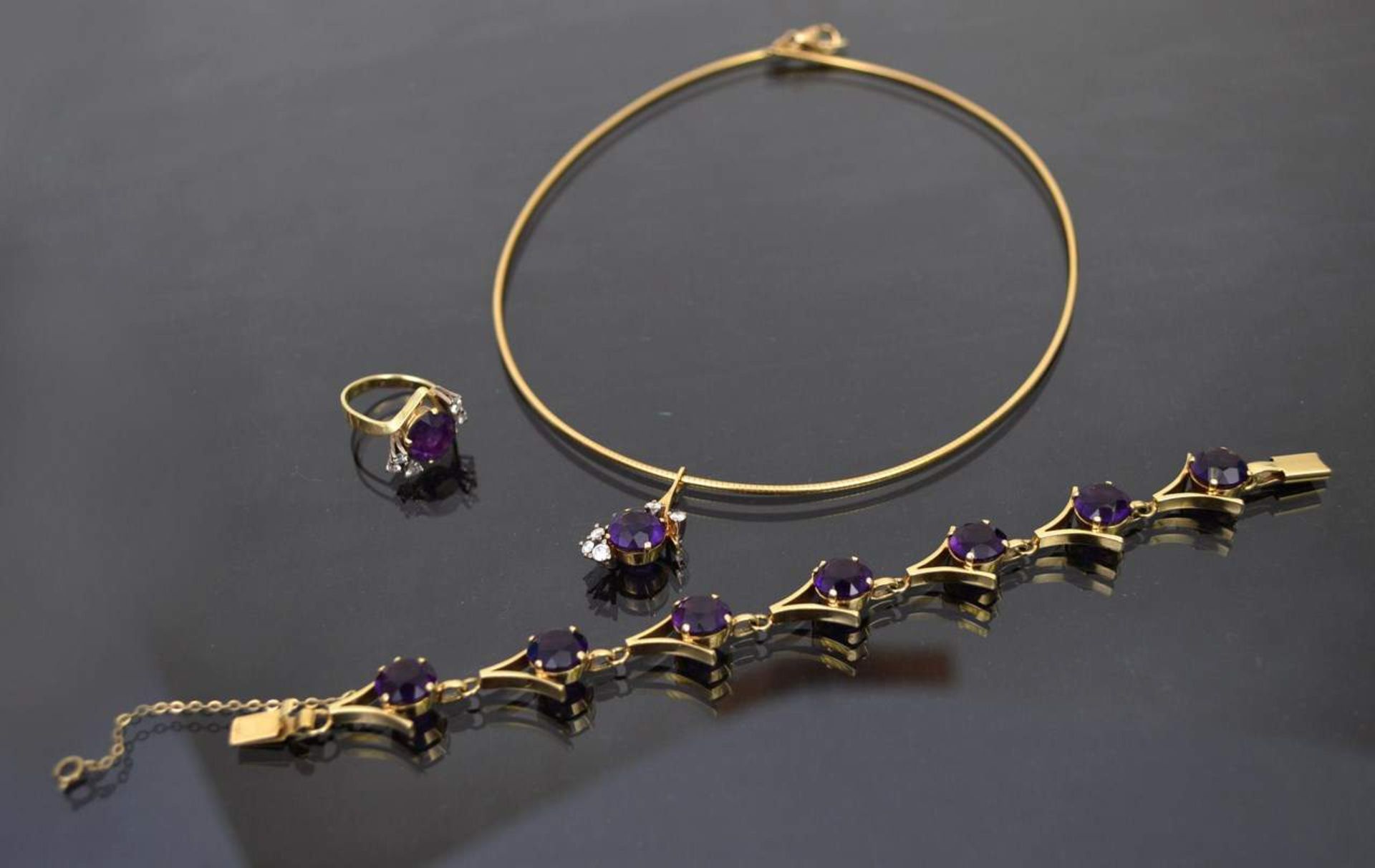 SchmucksetHalskette, Armband und Ring, 14 kt. Gelbgold, mit Brillanten und AmethystenMindestpreis: