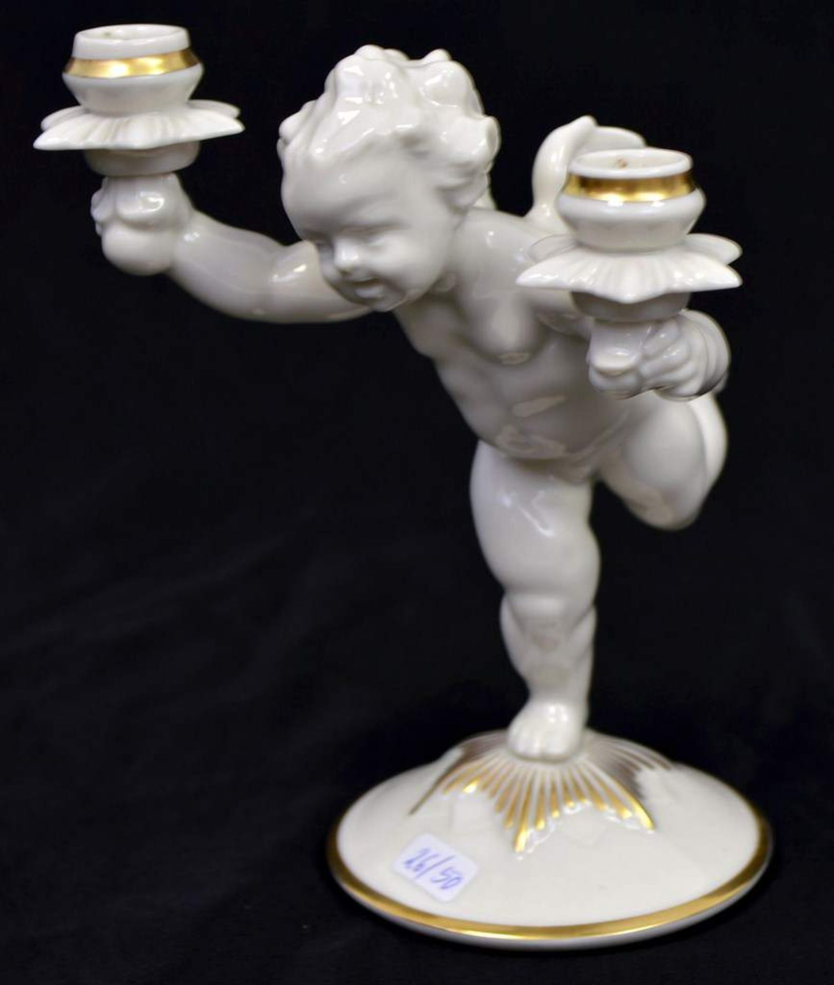 Kerzenleuchterauf rundem Sockel stehender Putto mit zwei Kerzenhaltern, gold bemalt, H 17 cm, FM