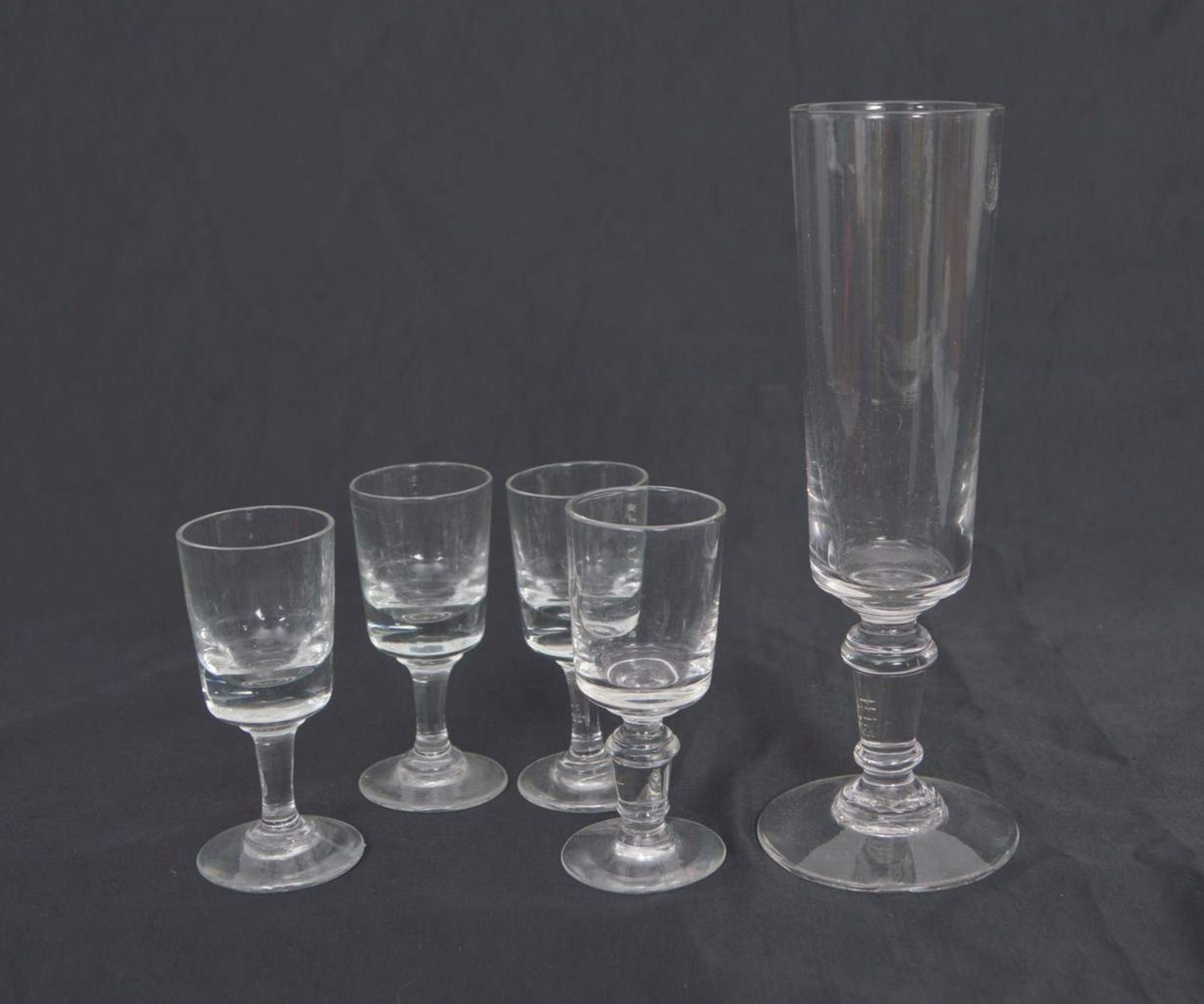Konvolut fünf Gläserfarbl. Glas, vier Schnapsgläser und ein Sektglas, H 8 cm bzw. 18 cmMindestpreis: