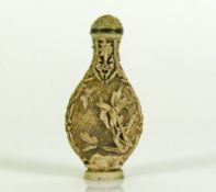 Reserve: 40 EUR        Snuffbottle relief. geschnitzter Blütendekor; Horn; H: 7 cm;