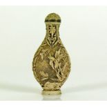 Reserve: 40 EUR        Snuffbottle relief. geschnitzter Blütendekor; Horn; H: 7 cm;